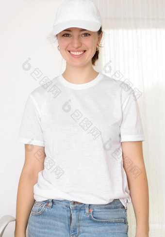 女模型穿白色t恤棒球帽白色帽t恤模型<strong>模板图片</strong>文本标志微笑有吸引力的女孩免费的空间复制空间