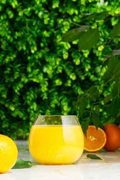 玻璃新鲜的橙色汁新鲜的水果绿色背景