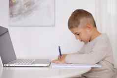 男孩学习移动PC首页在线教育电子学习概念首页检疫距离学习现代孩子教育技术