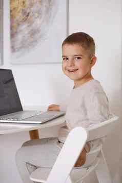 快乐男孩玩游戏移动PC首页肖像孩子首页看卡通电脑现代孩子教育技术