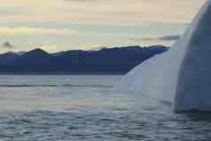 一边视图被困冰山冰晚上北极景观池塘入口努勒维特