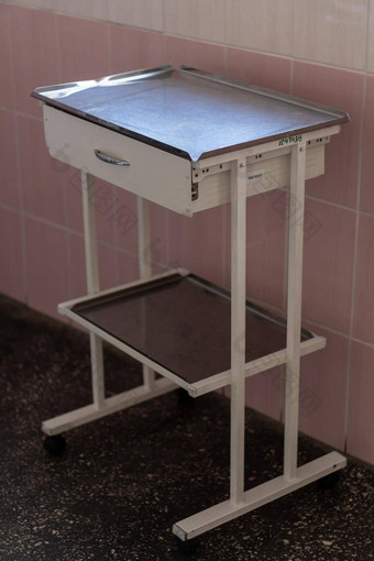 图像粉红色的妇科椅子toffice房间专业诊所复制空间怀孕规划分娩分娩的孕妇疼痛产科概念