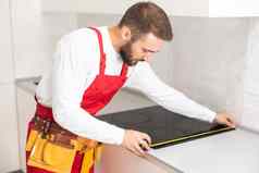 工匠安装滚刀厨房家庭设备安装服务概念
