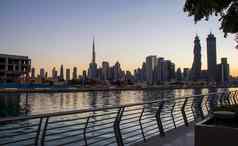 迪拜阿联酋视图迪拜城市天际线迪拜水运河业务湾区最高的建筑世界迪拜塔哈利法塔图片在户外