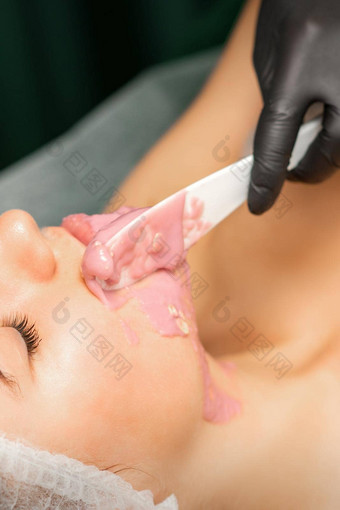 美容师应用藻酸盐剥离粉面部面具抹刀水疗中心