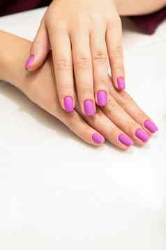 美丽的手指紫色的指甲指甲波兰的过程修指甲沙龙