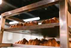 热羊角面包金属托盘新鲜的面包店家庭面包店