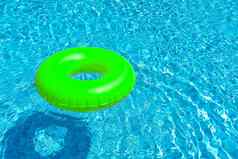 绿色环浮动蓝色的游泳池充气环休息概念