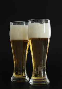冷淡的眼镜冷金啤酒泡沫黑色的背景喝酒精聚会，派对假期啤酒节帕特里克的一天