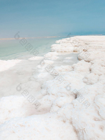景观视图死海盐晶体形成清晰的青色绿色水一个博吉克海滩以色列