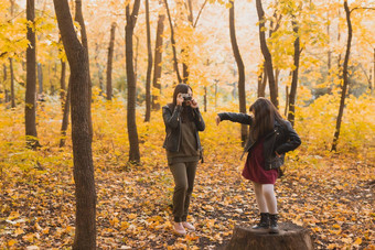 妈妈。摄影师需要图片女儿公园秋天爱好照片艺术休闲概念