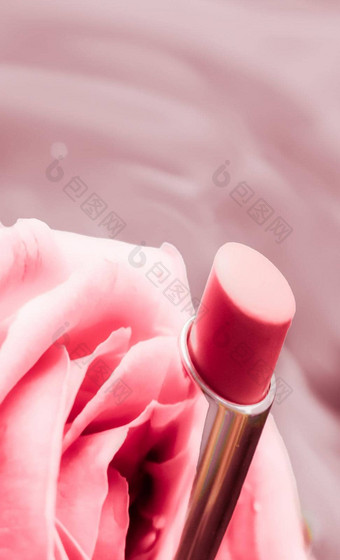 粉红色的口<strong>红玫瑰</strong>花液体背景防水魅力化妆唇光泽化妆品产品奢侈品美品牌假期设计