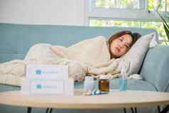 亚洲年轻的女人累了生病的睡眠休息沙发药物药片