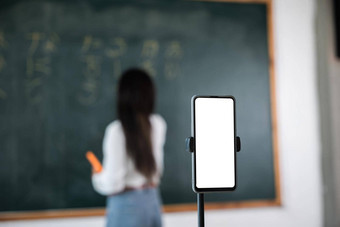 亚洲老师教董事会黑板上讲座在线智能手机教室