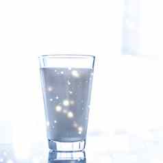 魔法假期喝倒有机乳糖免费的牛奶玻璃大理石表格