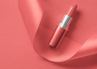 奢侈品口红丝绸丝带珊瑚假期背景化妆化妆品平铺美品牌产品设计