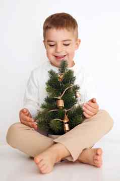 男孩圣诞节树白色背景快乐孩子圣诞节庆祝活动圣诞节时间