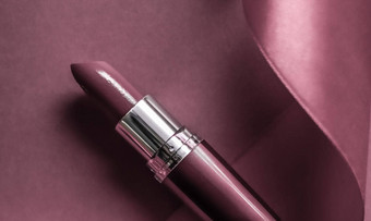 奢侈品口红丝绸丝带紫色的假期背景化妆化妆品平铺美品牌产品设计