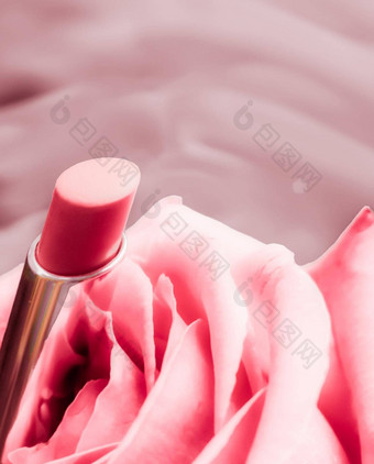 粉红色的口<strong>红玫瑰</strong>花液体背景防水魅力化妆唇光泽化妆品产品奢侈品美品牌假期设计