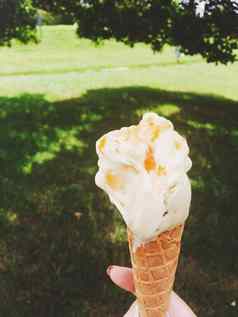 冰奶油锥融化在户外夏天甜蜜的甜点食物假期