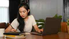 年轻的亚洲夫人研究在线移动PC写作重要的信息笔记本教育电子学习距离培训