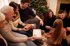 享受舒适的家庭圣诞节家庭给礼物圣诞节