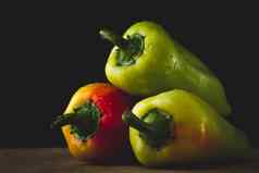 热墨西哥胡椒辣椒墨西哥食物红色的绿色胡椒特写镜头燃烧食物