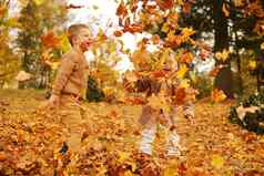 户外有趣的秋天孩子们玩秋天下降叶子公园快乐朋友