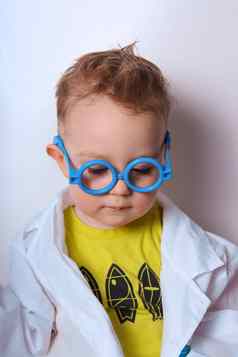 资源管理器男孩戏剧科学家有趣的孩子蓝色的眼镜可爱的色彩斑斓的照片孩子肖像医生科学服装孤立的图片