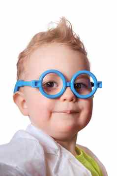资源管理器男孩戏剧科学家有趣的孩子蓝色的眼镜可爱的色彩斑斓的照片孩子肖像医生科学服装孤立的图片