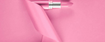 奢侈品口红丝绸丝带粉红色的假期背景化妆化妆品平铺美品牌产品设计