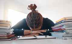 压力研究书黑色的女人睡觉桌子上倦怠累了抑郁症教育学习知识学生休息家庭作业笔记本头疼焦虑错误