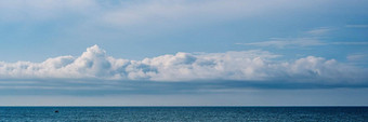 横幅长格式作物大气全景白色云清晰的蓝色的天空地平线行平静空海概念天堂生活设计放松壁纸背景语气格式集合股票