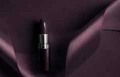奢侈品口红丝绸丝带黑暗紫色的假期背景化妆化妆品平铺美品牌产品设计