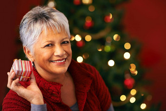 什么内部成熟的女人持有圣诞节现在耳朵