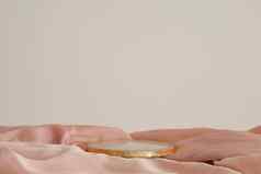 白色大理石讲台上黄金粉红色的丝绸织物白色背景讲台上产品化妆品演讲有创意的模拟基座平台美产品