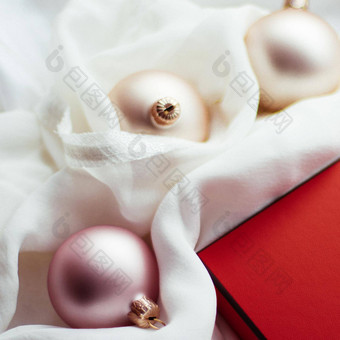 圣诞节假期背景节日装饰物红色的古董礼物盒子冬天季节现在奢侈品品牌设计