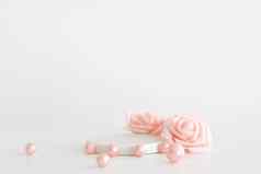 白色大理石讲台上白色背景粉红色的珍珠花讲台上产品化妆品演讲有创意的模拟基座平台美产品