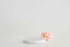 白色大理石讲台上白色背景粉红色的花讲台上产品化妆品演讲有创意的模拟基座平台美产品