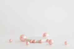 白色大理石讲台上白色背景粉红色的珍珠讲台上产品化妆品演讲有创意的模拟基座平台美产品