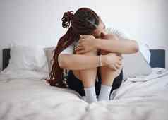 抑郁症焦虑伤心女人床上精神健康的问题自杀抑郁失眠年轻的女孩哭心碎的压力卧室失败错误恐惧
