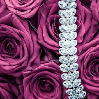 奢侈品钻石珠宝手镯粉红色的玫瑰花爱礼物情人节一天珠宝品牌假期背景设计