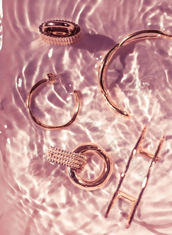 玫瑰黄金手镯耳环环Jewelery粉红色的水背景奢侈品魅力假期美设计<strong>珠宝品牌</strong>广告