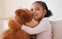 孩子们泰迪熊女孩孩子拥抱塞动物微笑房子孩子们快乐安全可爱的可爱的女孩子持有毛茸茸的玩具坐着床上