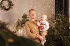 爸爸儿子神奇的圣诞节大气概念家庭关系一年庆祝活动