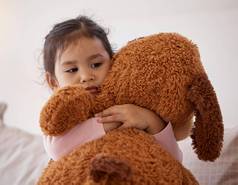 孩子们恐惧可怕的女孩持有泰迪熊噩梦卧室首页孩子们焦虑抑郁症女孩子拥抱塞动物房子