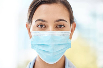 科维德脸面具清洁卫生女人住安全穿保护冠状病毒站特写镜头女安全规定病毒流感大流行