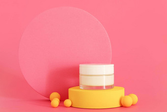 化妆品奶油包装站黄色的讲台上免费的空间文本标志复制空间奶油演讲粉红色的背景模型