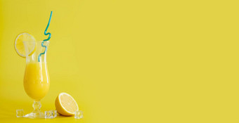 新鲜的橙色汁玻璃装饰片柠檬蓝色的稻草夏天鸡尾酒黄色的<strong>背景</strong>色彩斑斓的<strong>模板免费</strong>的空间文本复制空间