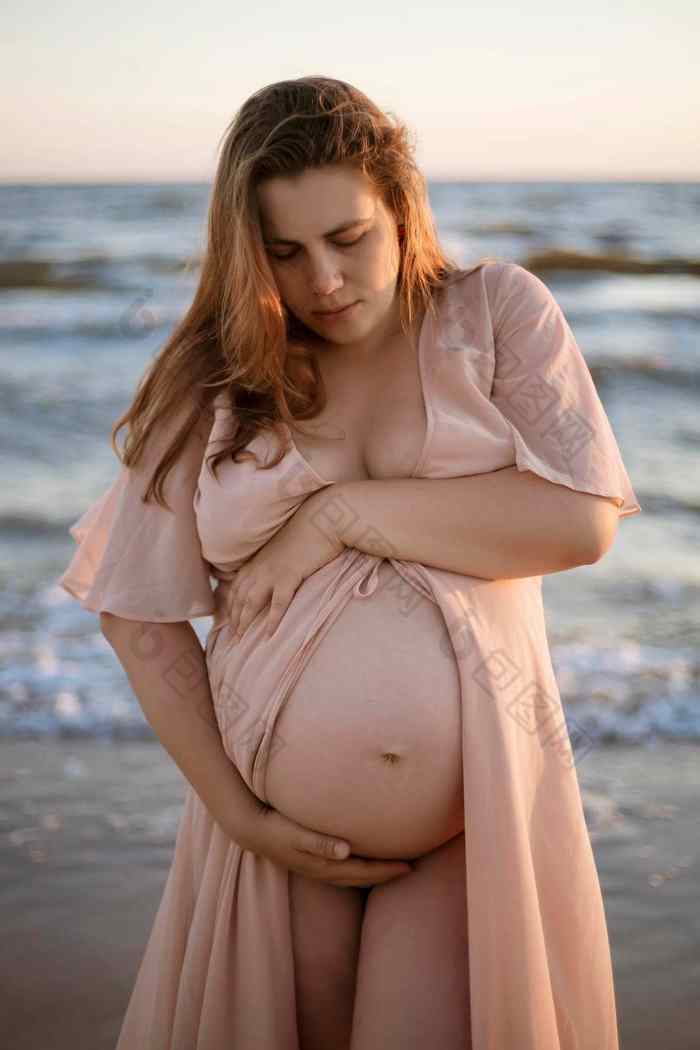 年轻的怀孕了女人美丽的海视图背景快乐平静怀孕了女人长头发粉红色的衣服坚定海滩浪漫的视图海洋日落孕妇